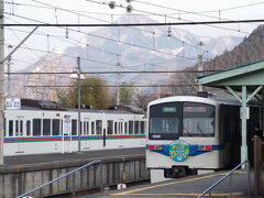 右側は運行電車