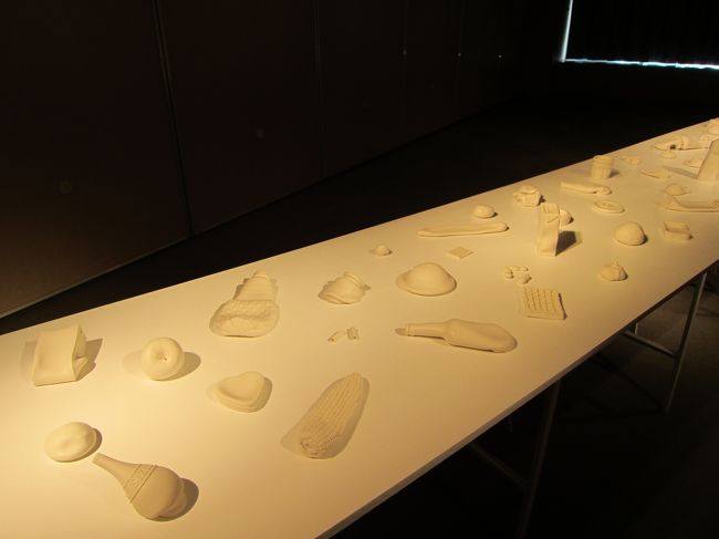 ②廣瀬奈々＆永谷一馬<br />暗い部屋にドバーッと並べられている陶器の数々。