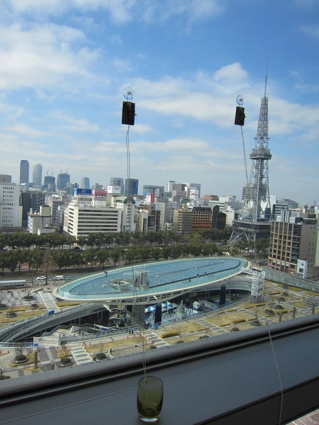 こんな感じでガラスにやたらめったら張り付いている。後ろに見えるのはテレビ塔とオアシス２１。