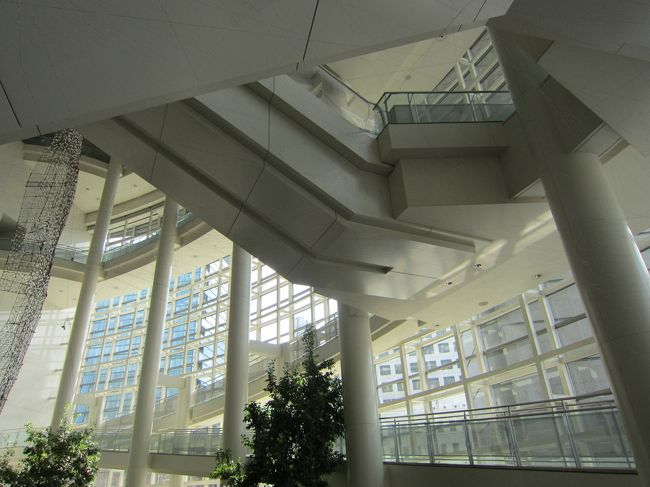 ⑤千田泰広<br />見えますか？天井に蜘蛛の巣みたいなのがかかっているのが作品です。