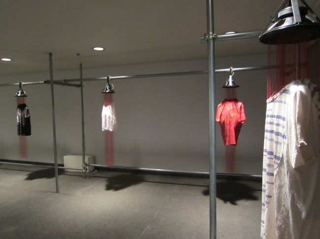 ⑦山田哲平<br />ただ服がぶら下っているのではなく、ぶるぶる震えています。