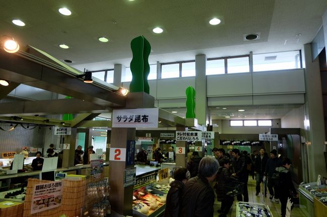 自分たちのツアーと同じようなツアーの休憩場所になっているのでしょう<br /><br />たくさんの人！