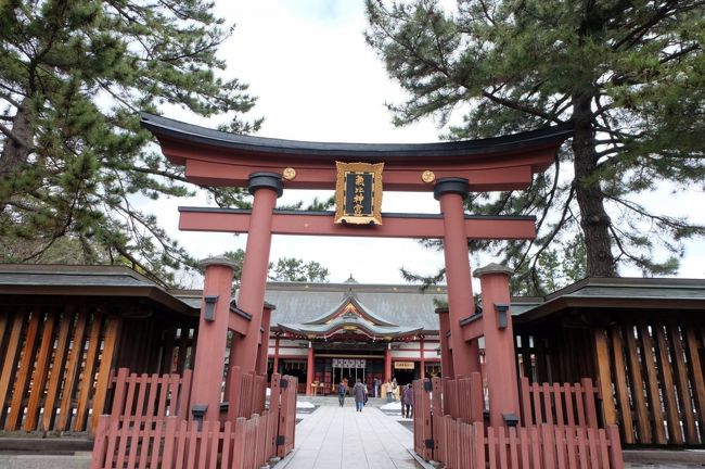 奥に進むと・・・<br /><br />あれ、鳥居です<br /><br />バスの駐車場〜神宮の裏側？だったのかな