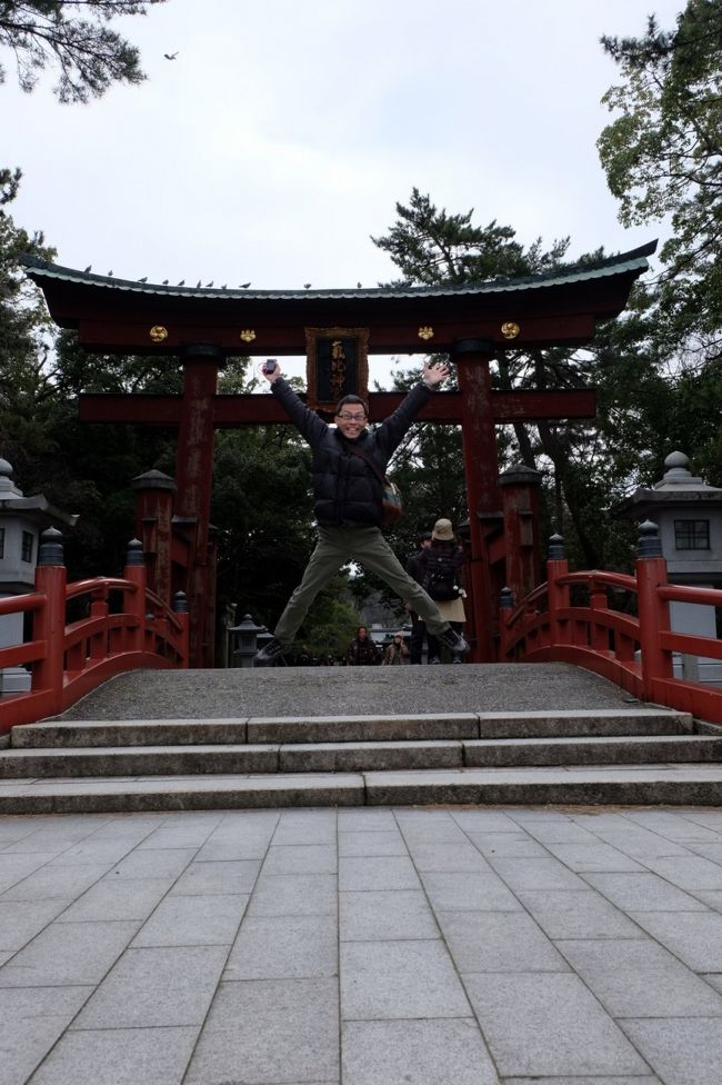 さらに参道を「戻り」<br /><br />大鳥居まできました<br /><br />ジャ〜〜〜〜ンプ