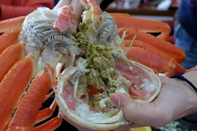 彼女は特大のカニをバックリ<br /><br />中からカニ味噌が出てきます