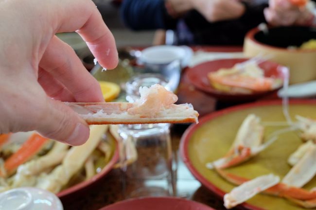 自分もカニの脚に鋏を入れ<br /><br />さじで掻き出して