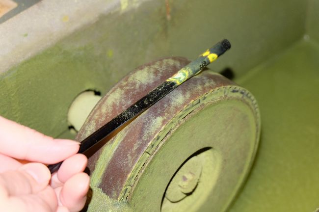 早速やってみます〜彼女<br /><br />グラインダーに、箸を押し当てて、表面を削るのですが<br /><br />箸の表面に塗ってある5色の塗料が、適度にけずられて、<br /><br />世界に一つだけの箸が出来上がります