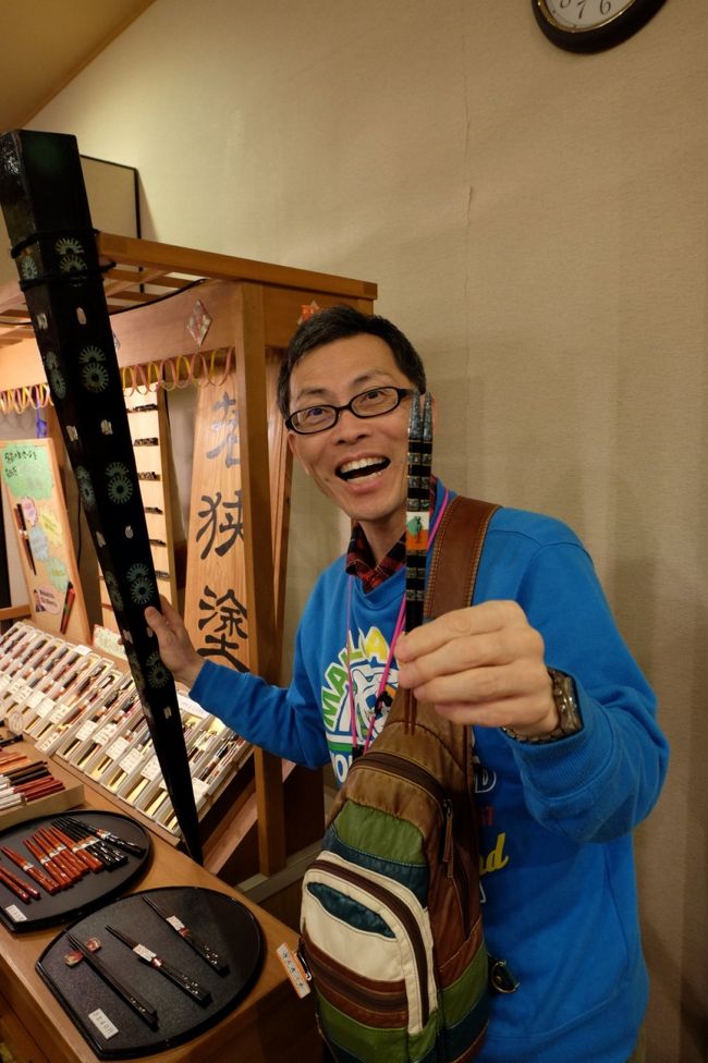 自分用に、若狭塗のお箸を購入<br /><br />もちろん「左手」に持っている箸です<br /><br />右手のは大きすぎますね