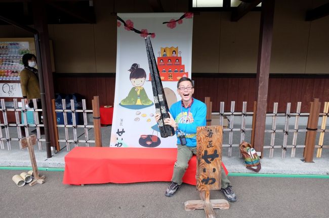 外に出るとこんなものが・・・・<br /><br />わ〜〜い！大きなお箸を持ってパチリ