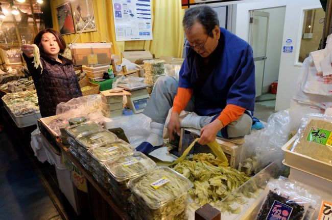 シュ、ッシュ、ッシュ<br /><br />とろろ昆布作っています<br /><br />まさに職人