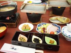 山中温泉奥の旅館、花つばきの朝食。
朝食も大広間。