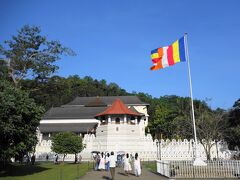 仏歯寺に入場。
料金はRs1,000（約900円）です。（ツアー代込）

スリランカ仏教の聖地とされる仏歯寺。
一日中多くの参拝者が訪れ祈りを捧げています。