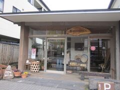 栃木県日光市のWOODMOCCは、卓上食器などの白木製品や手に優しいおもちゃ、日光彫などを取り扱っているSHOPです。
SHOP内にはカフェ空間もあります。