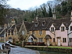 このカースル・クームに限らずコッツウォルズ地方の石造りの村には、私たちを虜にする何かがある。

14世紀頃に作り始められた石造りの家々。
その家に住んでいた家族の想い出、道行く人達が交わす言葉…。
石が記憶という概念を持つならば、様々な映像を彼らは刻みこんでいるのだろう。

ナルニアへと繋がる洋服ダンスのある古い石造りの家、時計を持ったうさぎが走って行く丘陵地帯、霧に霞むホグズミード村、そしてホビット・ドワーフ・エルフの世界…。
コッツウォルズの村の中や鶸茶色の丘のフットパスを歩いていると、昔に読んだ英国の物語の情景がポンっと音を立てて目の前に現れる…。
そんなデジャヴに近い感覚を感じることが何度かあった。

英国の田舎町を舞台とした物語の数々。
著者の人達は、きっと石たちが語るお話を聞くことのできる…そんな不思議な力を持っていたのではないかな。