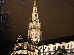 門の中へと急いだ目的は、ライトアップされたソールズベリ大聖堂。
ソールズベリ大聖堂は英国で一番高い尖塔を持つ大聖堂で、建てられたのは13世紀。
闇の中に浮かび上がるその姿は荘厳だ。

中世の姿をそのままとどめたかのような大聖堂は光を受け、陰影を刻み込む。

