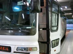 会津行きのバスは多くない。
数少ない会津便は浜松町バスターミナルから。
平日夕方の便は、乗客わずか5人。シート1列を独占(笑)

これから5時間のバス旅である。
