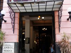 そして鮮やかなベビーピンク。

ホテル・アンボス・ムンドスの入り口です。
アールデコの装飾も美しいですね。