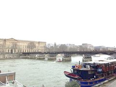 仕方なくルーブル美術館を目指してみる。川べりで日本人のロードレーサーがいて、そういう楽しみ方もアリだなあと思った