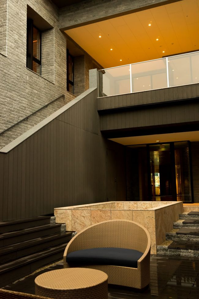 雨が降る所にもこんな椅子置くなんて(´Д` )<br />凄いっ！