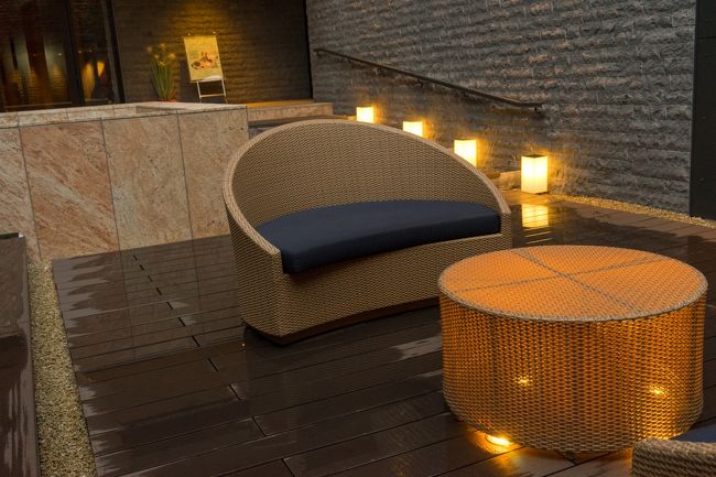 このテ-ブルいい感じですよね(´∀｀)<br />↓にライトがあるから隙間から光が漏れて美しいのですよ