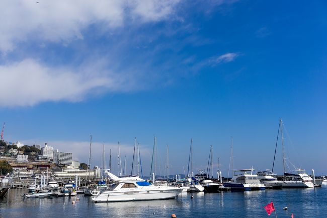という事で熱海の親水公園にやってまいりました(´∀｀)！<br />いい天気で快晴の青空！<br /><br />お金持ちの方のmy boatも停泊しております(｀・ω・´)<br /><br />クル-ザ-かw