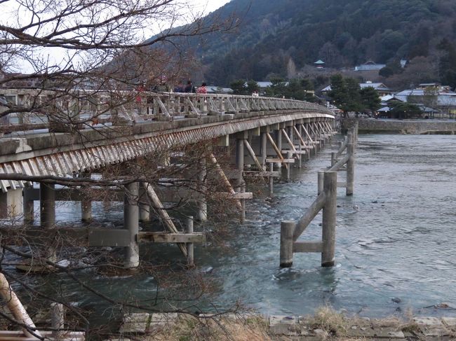 折角の嵐山、渡月橋を渡ってみましょう。