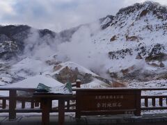 翌朝、出発前に宿からすぐそこの地獄谷展望台へ散歩。
赤い地肌と白い雪と煙の対比がきれいでした。
登別は中国人観光客が多かった。