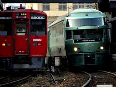 由布院駅のホームの先から姿を現す、素敵な緑色が特徴的な車両・・・