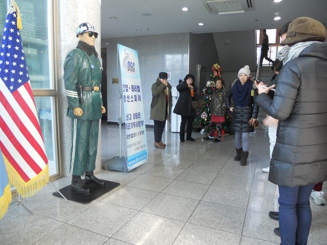 ツアーバスで非武装地帯境まで行ったところで、国連のバスに乗り換えた。<br />国連のバスには韓国軍兵士が一人乗り込んできて、写真撮影禁止を遵守させることや、車内監視する任務があるとのことだった。<br /><br />軍事境界線がある板門店に着いた。<br />予想外なことに、板門店内は撮影OKだった。