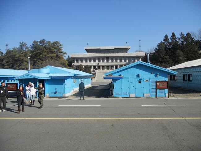 平屋の建物が軍事境界線上に建っている。<br />奥の鉄筋コンクリート造りの建物は、北朝鮮の建物。