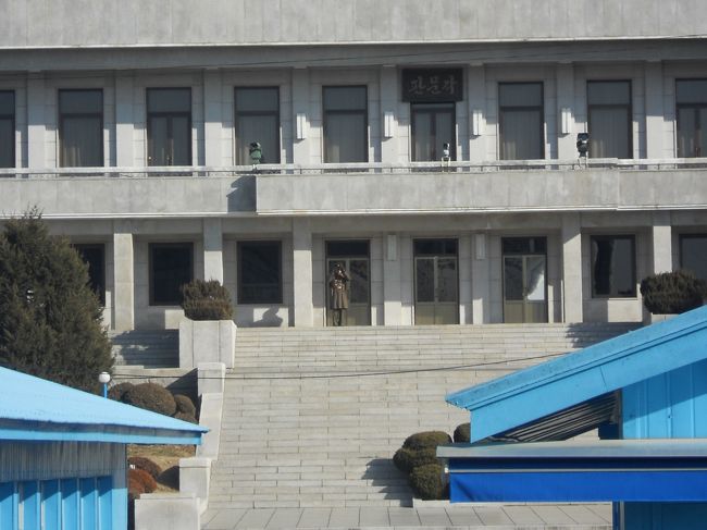 北朝鮮側の建物から、兵士が韓国側を双眼鏡で覗いているのが見える。<br />北朝鮮は、国威を表わすため、韓国の建物に見劣りしないように建造している。