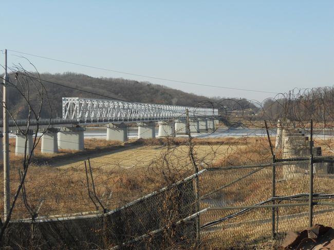 手前のフェンスは非武装地帯の境界となっている。<br />フェンスの先は国連の管理となっており、軍事境界線まで７ｋｍほどある。<br />