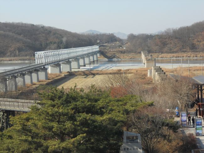 臨津閣（イムジンガ）駅からは、北朝鮮の工業都市である開城（ケソン）市へと京義線が繋がっている<br />橋は臨津江（イムジンガ）川に架かっており、右側の橋脚は旧京義線跡で、朝鮮動乱で破壊された。<br />