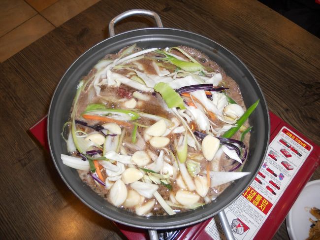 臨津閣（イムジンガ）国民観光地近くで昼食。<br />最高気温が０度近くなので、鍋は有難かった。<br />料理の名前は分からないが、肉と野菜が入った醤油味風の鍋だった。