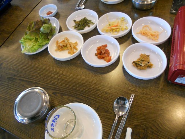 韓国では、メイン料理を注文すると、サラダ、キムチもやし等の副菜が付いてくるので、卓上が華やかになっていい。副菜は勿論食べ放題。