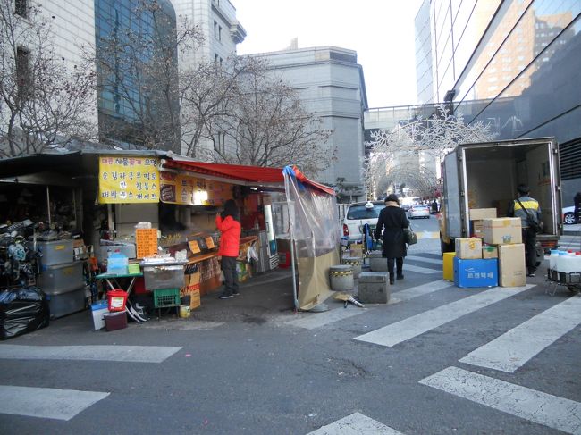 朝食が付いていないので、ホテル近くの屋台で食事。<br />衛生的とは言えないが、リーズナブルで風情があっていい。<br /><br />ソウルの裏町に入ると、このような屋台がとても多い。