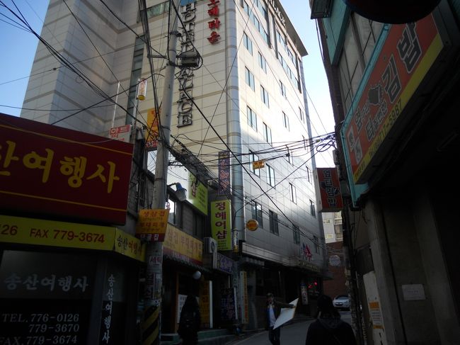 宿泊した南大門パレスホテル。<br />入り口は３ｍ程度の狭い道路。<br />