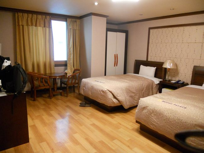 建物は古いが、部屋の中はかなり広く、床暖房（オンドル）がしっかり聴いていた。<br />室温が高めだったので、窓を開けて風を入れようとしたら、<br />何と！！<br />３重窓になっていた。<br />寒い街、とは言っても３重には驚いた。