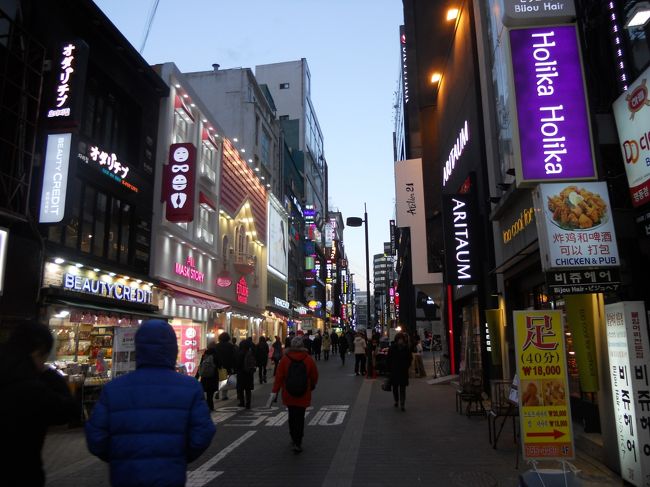 ソウルの中心街明洞（ミョンドン）。<br />洒落たお店が多い。化粧品を売っているお店が目立った。