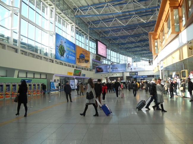 ソウル駅構内。<br />とても広々しており、日本では見かけない空間だ。<br />東京駅や上野駅などは、地下や上階にも増設しているため、このような空間を確保することはできない。