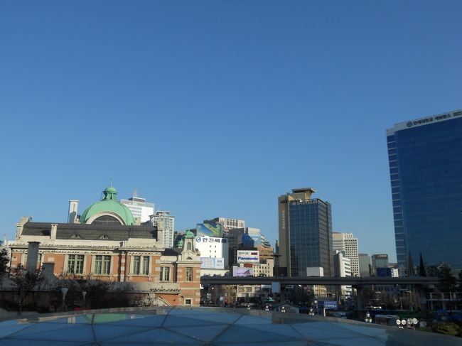 ソウル駅の東口を出て、左側には東京駅に似た建物がある。