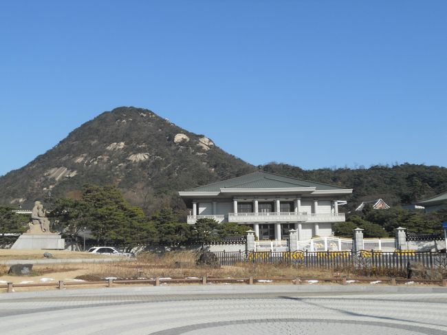 大統領官邸がある青瓦台に行った。<br />官邸の並びにある迎賓館（右側に見える屋根が官邸）。