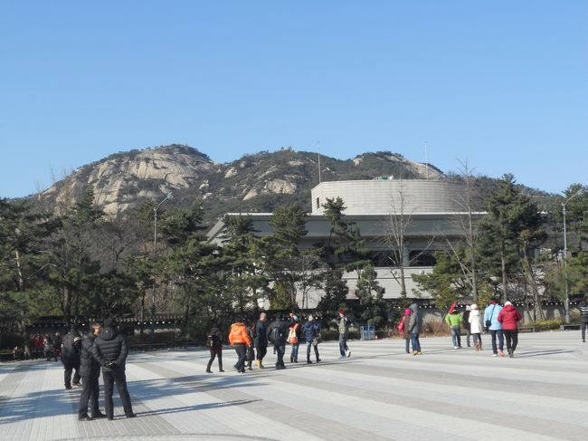 官邸の南側に広場がありその南側に韓国やソウルを紹介する「青瓦台サランチェ」という展示施設がある。<br /><br />12月初旬というのに外は氷点下近くと寒いので、建物内に入る。<br />入場料は無料だった。