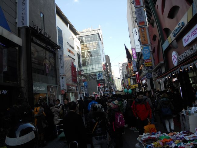 左右に店舗が林立しているが、店の前の道路にも露店が商品を並べており、ごちゃごちゃしている。<br />こういうところがソウルの下町らしい。