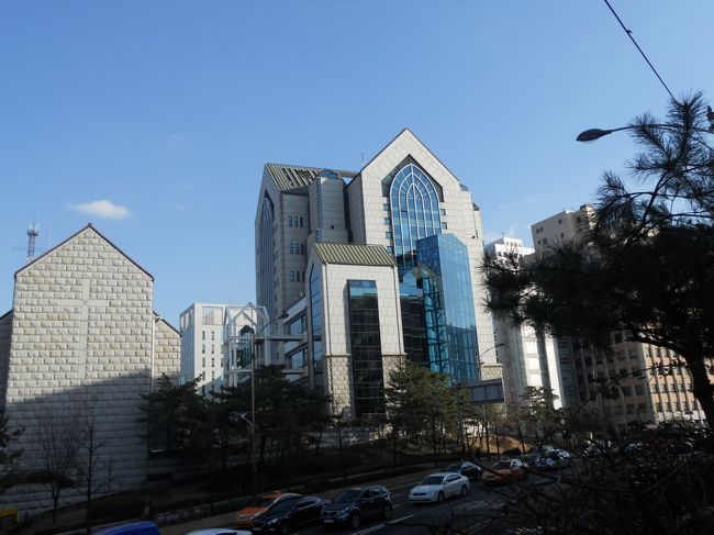 ソウル中心部では、日本以上にモダンな建築物を見かけることがあった。<br /><br />