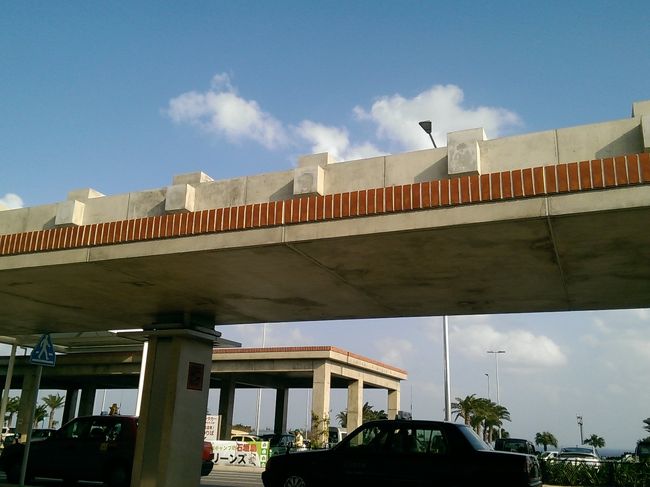 新石垣空港「南ぬ島 石垣空港」（ぱいぬしま いしがきくうこう）<br />に降り立ちました！！<br /><br />2月ですが、すがすがしく心地よい風が吹いております！<br />これが沖縄の離島か！！ハワイと変わりないぞ（＾ｕ＾）<br />