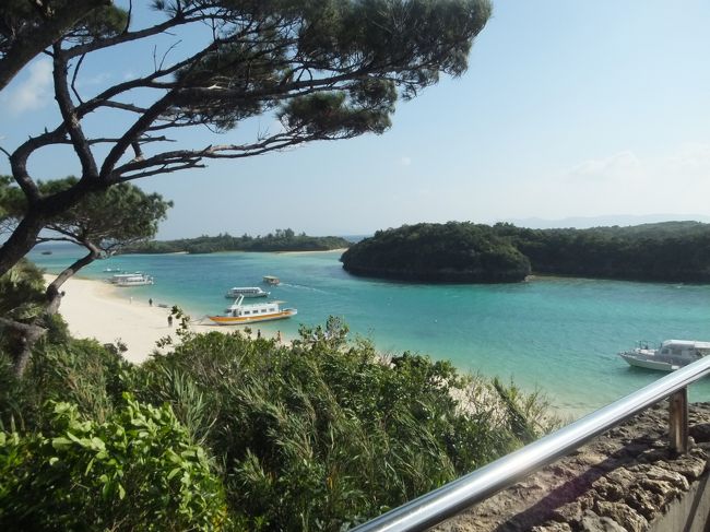 ホテルから車で1時間弱走って、川平湾へ。<br />途中の景色もとってもきれいだったけど、川平湾はガイドブックの写真よりもきれいだった！