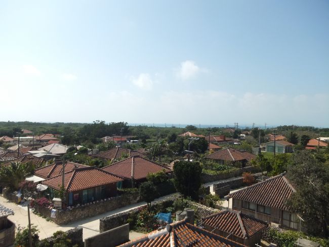 竹富島で一番高い場所「なごみの塔」に登ってみる。<br />階段がものすごく急で、昇り降りが怖かったけど、景色は良かった！