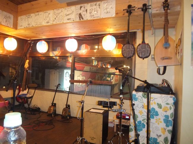 ホテルに戻って、少しお昼寝して、明日やる琉球ガラス作りを予約して<br />歩いてユーグレナモールとか石垣市公設市場とかでお買い物。<br />島唄三線ライブ居酒屋〜結風〜ゆいかじで軽いご飯&amp;オリオンビール！