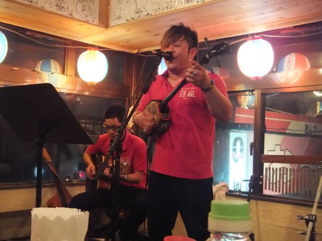 両手でキツネを作って左手だけちょっと開くと<br />なんとシーサーになる！ということで<br />ゴキゲンな沖縄民謡に合わせて手拍子したり両手シーサーを上げたり踊ったりしました。<br />まったり聞きたい人は後ろの方の席に座った方がいいです(笑)<br /><br />さすがに食べすぎなので9時ぐらいにはホテルに戻って帰り支度とゆっくりお風呂に入って、2日目終了！